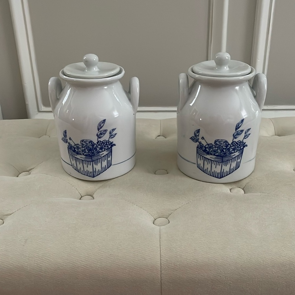 Vintage English Cream Stoneware
Crock with Blue Flowers